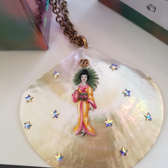 Gucci Mother of Pearl Kimono Shell Statement Necklace - Picture 5 of 12